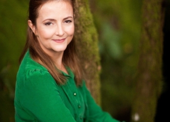 Quem é Babi A. Sette? Conheça a precursora dos romances de época no Brasil