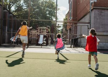 Para uma vida adulta mais feliz, o que devemos ensinar às crianças?
