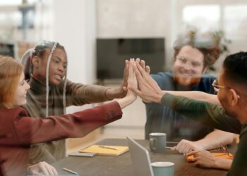 Gentileza no ambiente corporativo: 4 dicas para crescer e inspirar no trabalho