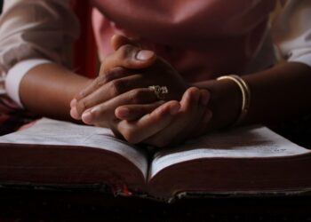 O passado pode não passar:   a literatura como forma de resistência