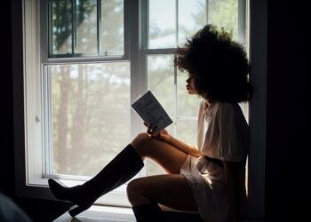 6 autoras para adicionar na estante em dezembro