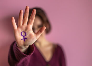 A normalização da violência começa no silêncio