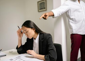 A violência contra as mulheres também veste crachá