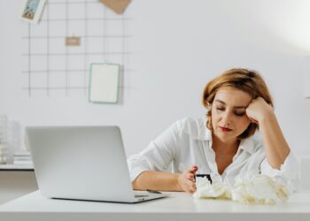O corporativo romantizou o cansaço — e isso está destruindo a performance