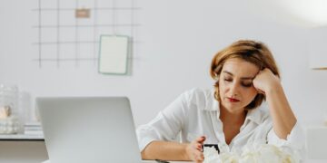 O corporativo romantizou o cansaço — e isso está destruindo a performance