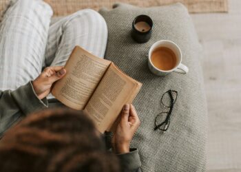 Leituras de abril: 5 livros que exploram poder, cultura e resistência através do tempo