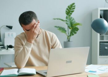 Como o excesso de informações impacta na relação com a dor?