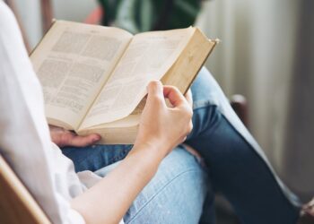 Por que trocar o prazer das telas de celular pelo prazer da leitura?