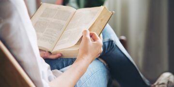 Por que trocar o prazer das telas de celular pelo prazer da leitura?