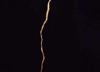 Kintsugi: rachaduras emocionais são transformadas em poesias sobre resiliência