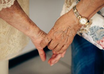 O que uma sociedade perde quando para de ouvir os mais velhos?