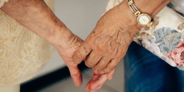 O que uma sociedade perde quando para de ouvir os mais velhos?