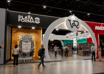 VR Editora traz best-seller Jay Kristoff à Bienal do Livro de SP: confira a programação completa