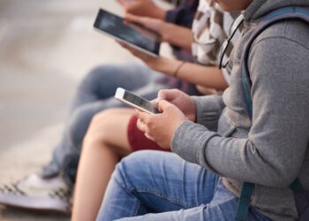 5 mudanças positivas trazidas pela proibição dos celulares nas escolas