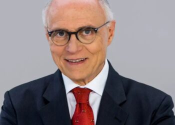 Eduardo Suplicy autografa obras sobre renda básica na Bienal do Livro SP